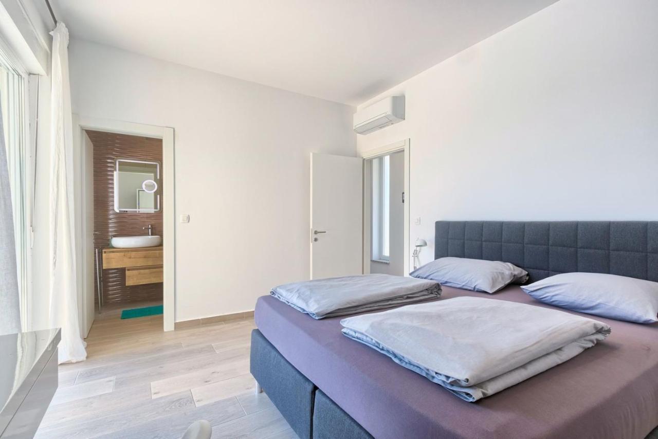 Aura Villa *
