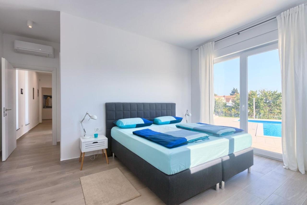 Aura Villa *